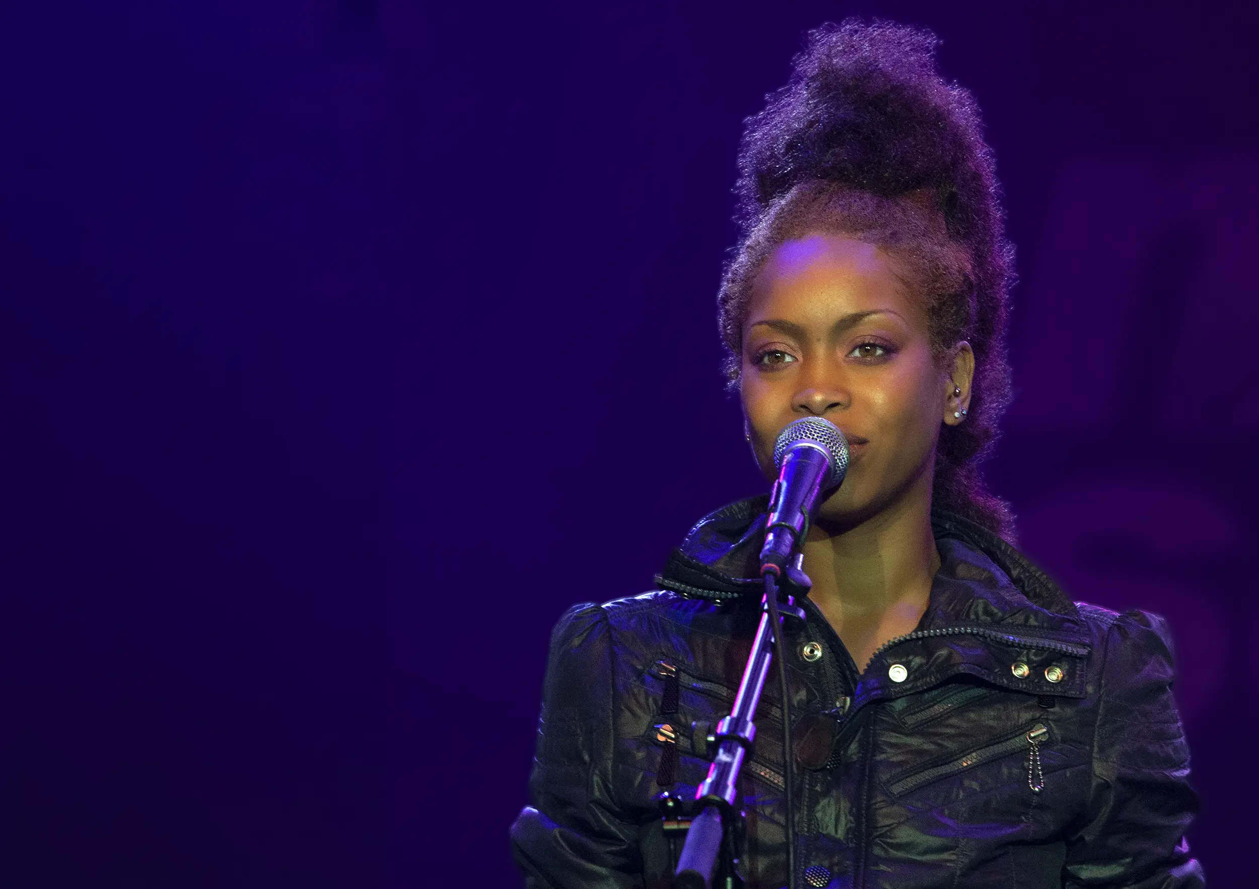 Medium close-up of Erykah Badu taken at North Sea Jazz Festival in Rotterdam photographed by Hinko